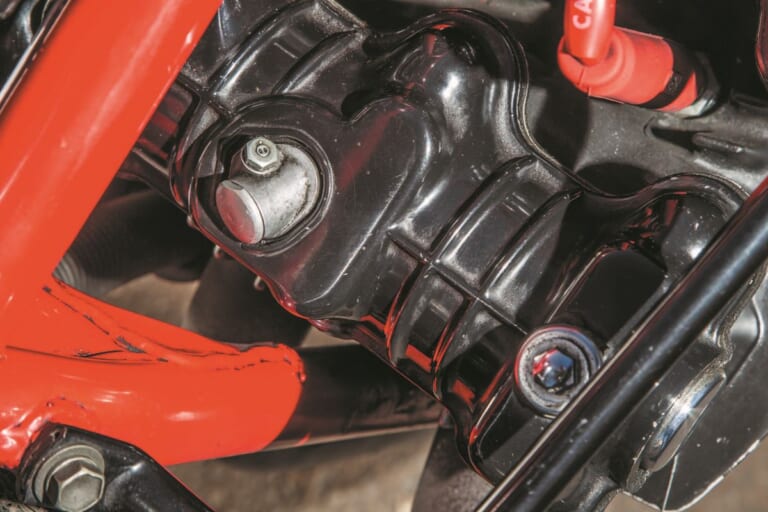HONDA CB1100R｜【開発秘話】禁じ手を解禁! 5.5mmオーバーピストンと一体型ダウンチューブを採用した、ホンダ「CB1100R」専用設計の凄み
