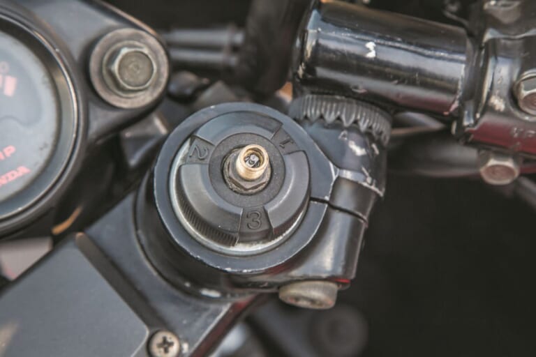 HONDA CB1100R｜【開発秘話】禁じ手を解禁! 5.5mmオーバーピストンと一体型ダウンチューブを採用した、ホンダ「CB1100R」専用設計の凄み