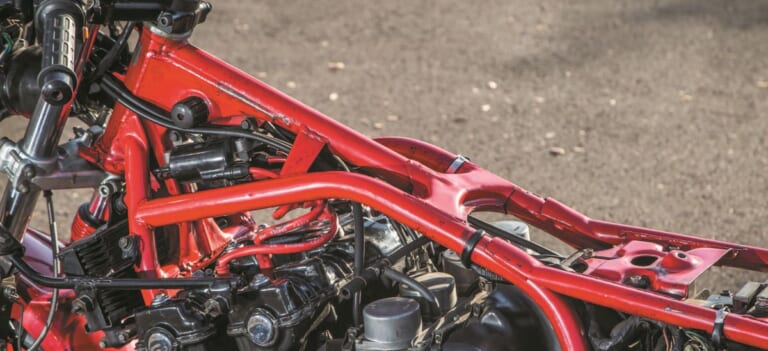 HONDA CB1100R｜【開発秘話】禁じ手を解禁! 5.5mmオーバーピストンと一体型ダウンチューブを採用した、ホンダ「CB1100R」専用設計の凄み