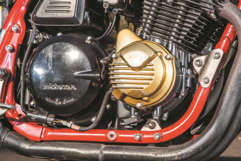 HONDA CB1100R|【開発秘話】禁じ手を解禁! 5.5mmオーバーピストンと一体型ダウンチューブを採用した、ホンダ「CB1100R」専用設計の凄み