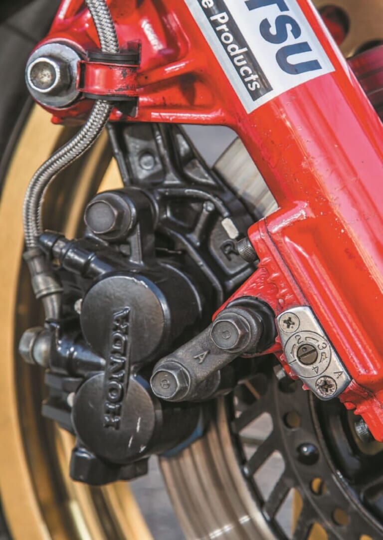 HONDA CB1100R｜【開発秘話】禁じ手を解禁! 5.5mmオーバーピストンと一体型ダウンチューブを採用した、ホンダ「CB1100R」専用設計の凄み