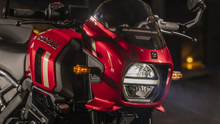 隼オレンジに赤ベコ! 270度ツインの極上鼓動感はそのままにスズキのネオクラシックスポーツ「GSX-8T/GSX-8TT」に新色が追加【海外】