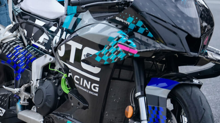 日欧の牙城を崩す210馬力SS! MotoGP譲りの逆回転クランクを採用し、15000rpmまで咆哮するV4エンジンを積んだ中国製スーパーバイク「V4 SR-RR」を解説