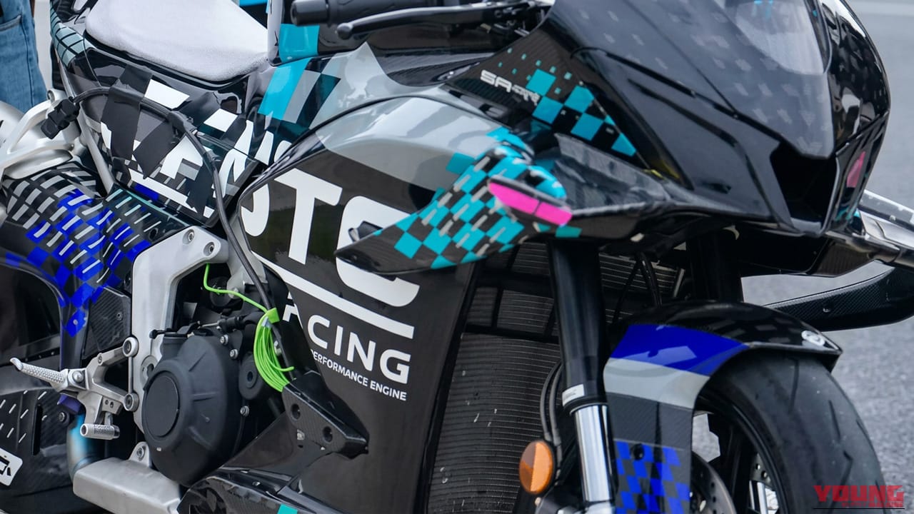 日欧の牙城を崩す210馬力SS! MotoGP譲りの逆回転クランクを採用し、15000rpmまで咆哮するV4エンジンを積んだ中国製スーパーバイク「V4 SR-RR」を解説