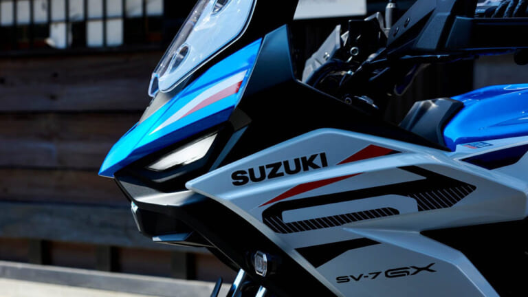 100万円切りも視野!? 名機ミドルVツインを受け継いだ電脳武装クロスオーバーにして、旅を変える一台。スズキ「SV-7GX」情報総まとめ