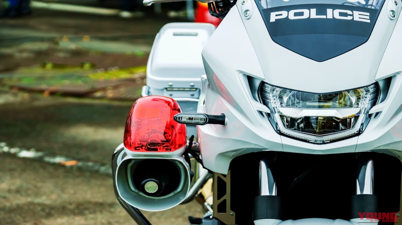 フルフェイスを被らない白バイ隊員の本音!? 特注ジェットヘルメット採用の裏事情と「自分の車両も洗車して」先輩隊員との泥臭い人間関係