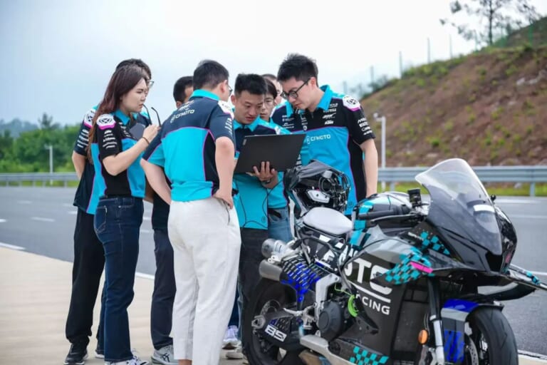 CFMOTO V4 SR-RR |日欧の牙城を崩す210馬力SS! MotoGP譲りの逆回転クランクを採用し、15000rpmまで咆哮するV4エンジンを積んだ中国製スーパーバイク「V4 SR-RR」を解説