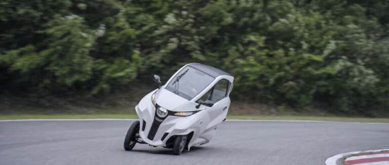 LEAN MOBILITY Lean3|普通免許で乗れて、雨でも快適なキャビン&エアコン完備! 最大28度傾く新感覚3輪EV「Lean3」が169万円で登場
