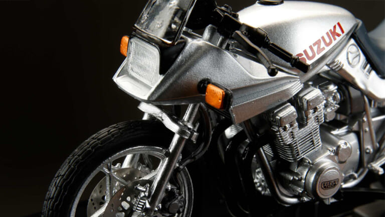 グンの永遠のライバル、あの世の秀吉に送られたスズキGSX750Sカタナが手のひらに! ホビージャパン1/24ダイキャストモデルが4290円で予約受付中【バリバリ伝説】