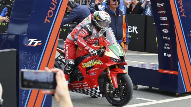 HONDA CBR1000RR-R Fireblade SP JM 30th Anniversary｜マン島TTの英雄とコースを走る特典付き! 214馬力で800万円オーバー、15台限定レプリカ仕様「BR1000RR-RファイアブレードSPマクギネス30周年記念車」登場