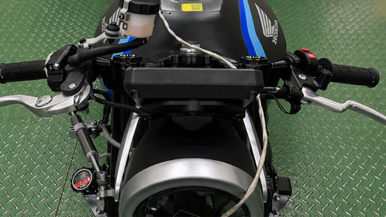 【2026鉄馬】ただのデモ走行じゃない、ホンダ開発陣が「E-Clutch×CB400SF」で実証参戦。秘められた技術者たちの本音とは