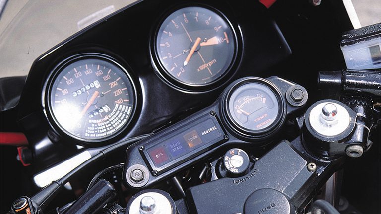 1982年型 ホンダ CB1100RCのメーター｜「当時としては非常識なモデルだった…」豪華すぎる装備に驚愕。40年以上前に登場した伝説の名車［ホンダ・CB1100R］を紹介