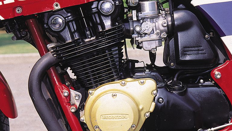 1982年型 ホンダ CB1100RCのエンジン｜「当時としては非常識なモデルだった…」豪華すぎる装備に驚愕。40年以上前に登場した伝説の名車［ホンダ・CB1100R］を紹介