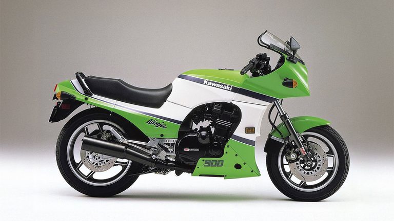 1985年モデルの、 KAWASAKI GPz900R[A2]｜「ひと目でわかる個性的なデザイン」バイク好きじゃなくても思わず二度見！ “ニンジャ”の名を生んだ42年前の名車［カワサキ GPz900R］を紹介