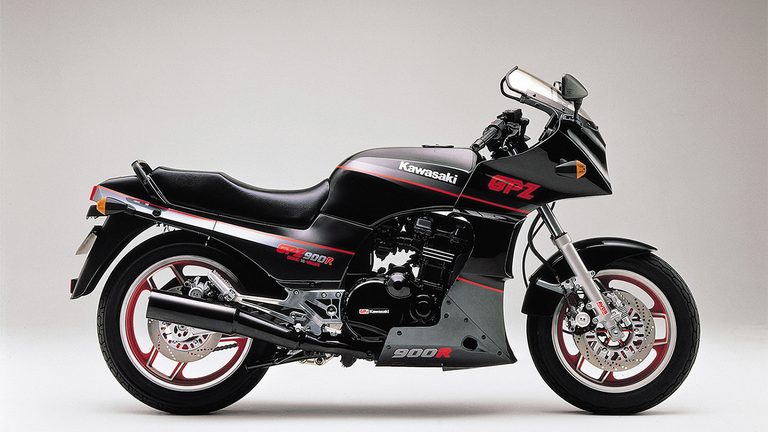 1988年モデルの、KAWASAKI GPz900R[A5]｜「ひと目でわかる個性的なデザイン」バイク好きじゃなくても思わず二度見！ “ニンジャ”の名を生んだ42年前の名車［カワサキ GPz900R］を紹介