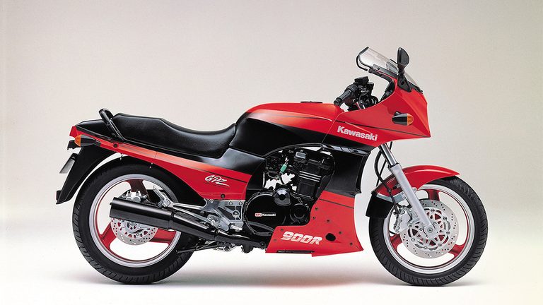 1990年モデルの、KAWASAKI GPz900R[A7]｜「ひと目でわかる個性的なデザイン」バイク好きじゃなくても思わず二度見！ “ニンジャ”の名を生んだ42年前の名車［カワサキ GPz900R］を紹介