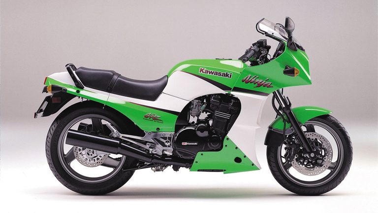 1999モデルの、KAWASAKI GPz900R [A12]｜「ひと目でわかる個性的なデザイン」バイク好きじゃなくても思わず二度見！ “ニンジャ”の名を生んだ42年前の名車［カワサキ GPz900R］を紹介