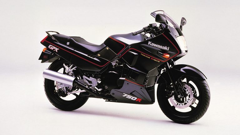 1986年モデルの、 カワサキGPX750R｜「ひと目でわかる個性的なデザイン」バイク好きじゃなくても思わず二度見！ “ニンジャ”の名を生んだ42年前の名車［カワサキ GPz900R］を紹介