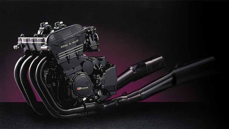 カワサキ GPz900Rに搭載されたエンジンの写真｜「ひと目でわかる個性的なデザイン」バイク好きじゃなくても思わず二度見！ “ニンジャ”の名を生んだ42年前の名車［カワサキ GPz900R］を紹介