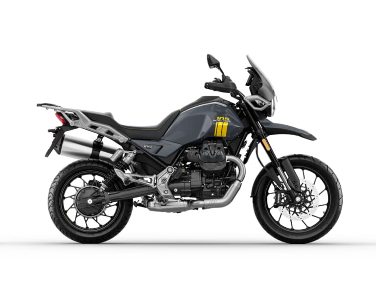 MOTO GUZZI V85 STRADA 105th ANNIVERSARY EDITION｜艶ありパールグレーに黄色のステッチ！縦置きVツインのモト・グッツィから、建築家グレッグ・リンの意匠を宿した「V7」「V100」など精鋭4モデル105周年限定記念車が登場【海外】