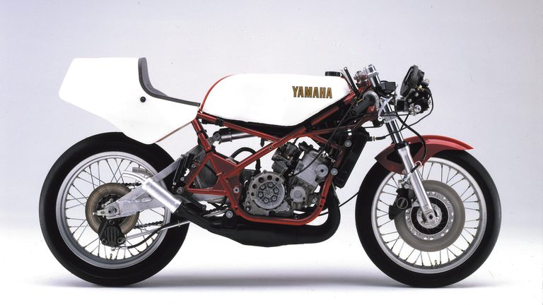 市販レーサーのYAMAHA TZ250の車体、右側面の写真｜「発売前から予約が殺到」46年前に登場した常識外れのハイスペックマシン。白×赤の日の丸カラーが印象的だった［YAMAHA RZ250］を紹介
