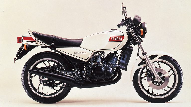 【1980 YAMAHA RZ250】｜「発売前から予約が殺到」46年前に登場した常識外れのハイスペックマシン。白×赤の日の丸カラーが印象的だった［YAMAHA RZ250］を紹介