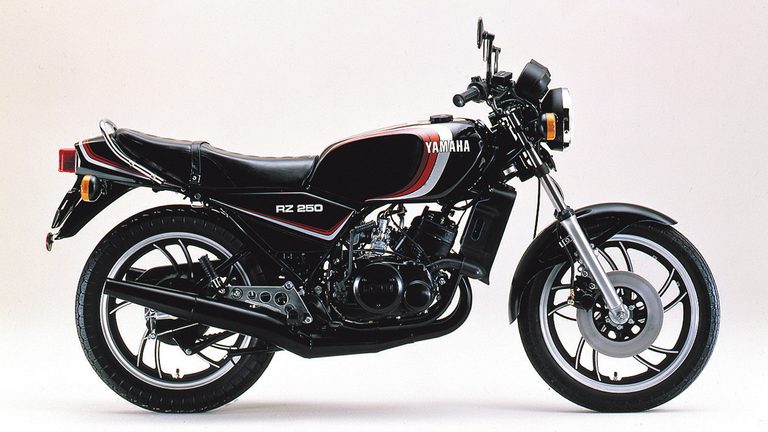 【1982 YAMAHA RZ250】｜「発売前から予約が殺到」46年前に登場した常識外れのハイスペックマシン。白×赤の日の丸カラーが印象的だった［YAMAHA RZ250］を紹介