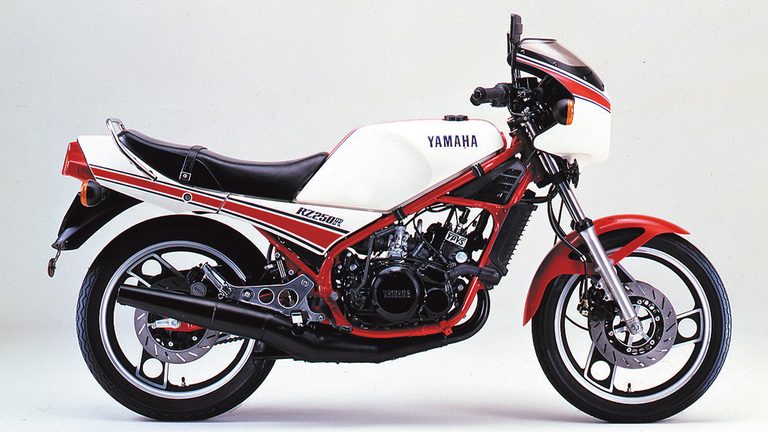 【1983 YAMAHA RZ250 】｜「発売前から予約が殺到」46年前に登場した常識外れのハイスペックマシン。白×赤の日の丸カラーが印象的だった［YAMAHA RZ250］を紹介