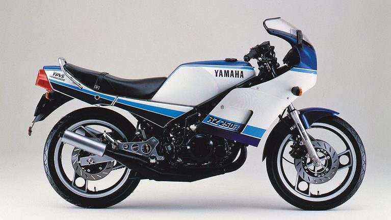 【1984 YAMAHA RZ250RR】 ｜「発売前から予約が殺到」46年前に登場した常識外れのハイスペックマシン。白×赤の日の丸カラーが印象的だった［YAMAHA RZ250］を紹介