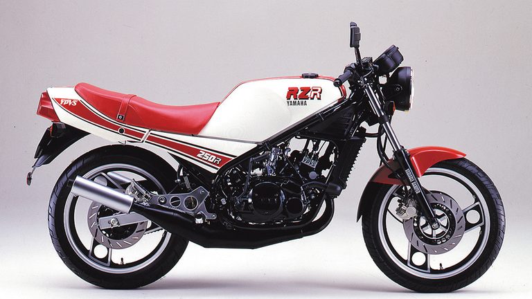 【1984  YAMAHA RZ250R】｜「発売前から予約が殺到」46年前に登場した常識外れのハイスペックマシン。白×赤の日の丸カラーが印象的だった［YAMAHA RZ250］を紹介