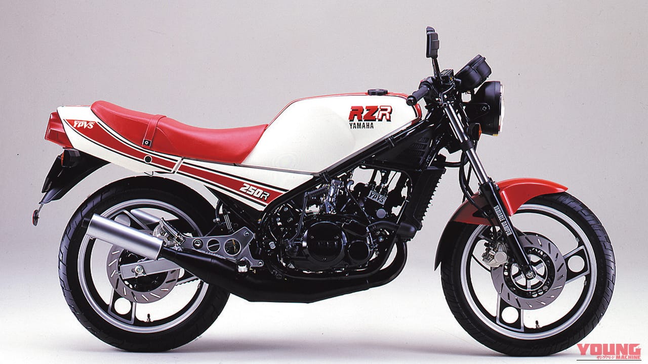 ｜「発売前から予約が殺到」46年前に登場した常識外れのハイスペックマシン。白×赤の日の丸カラーが印象的だった［YAMAHA RZ250］を紹介