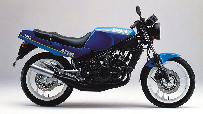 【1986 YAMAHA RZ250R】｜「発売前から予約が殺到」46年前に登場した常識外れのハイスペックマシン。白×赤の日の丸カラーが印象的だった［YAMAHA RZ250］を紹介