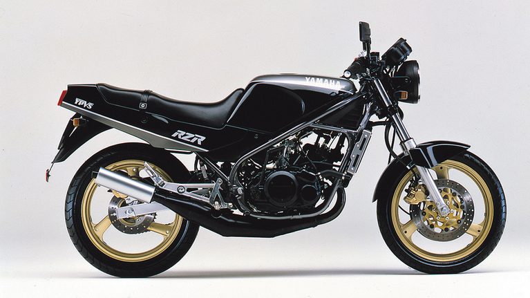 【1988 YAHAMA RZ250R】｜「発売前から予約が殺到」46年前に登場した常識外れのハイスペックマシン。白×赤の日の丸カラーが印象的だった［YAMAHA RZ250］を紹介