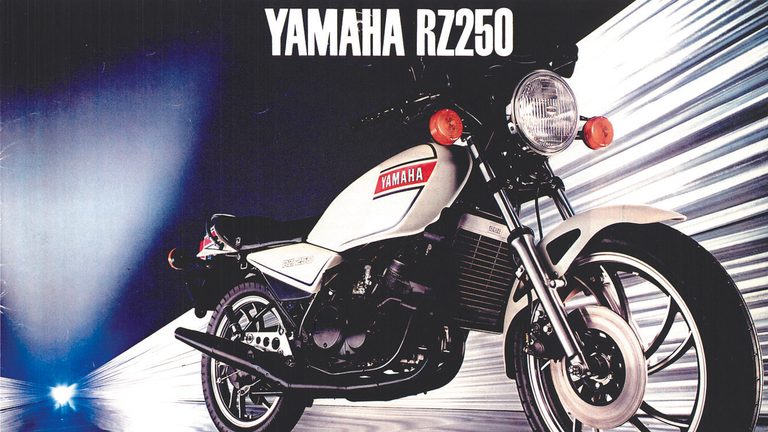 初代は日の丸カラーが 目印。’83でRZ-Rにフ ルチェンジし、以降も完 成度を高めた。｜「発売前から予約が殺到」46年前に登場した常識外れのハイスペックマシン。白×赤の日の丸カラーが印象的だった［YAMAHA RZ250］を紹介