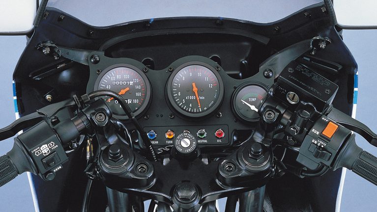1983年3月に発売された、スズキのRG250Γのコックピット、メーター類｜「今見てもやっぱカッコいいわ…」40年以上前のモデルとは思えない！ ひと目でわかるカラーリングとアルミフレームが印象的な名車［スズキ RG250Γ］