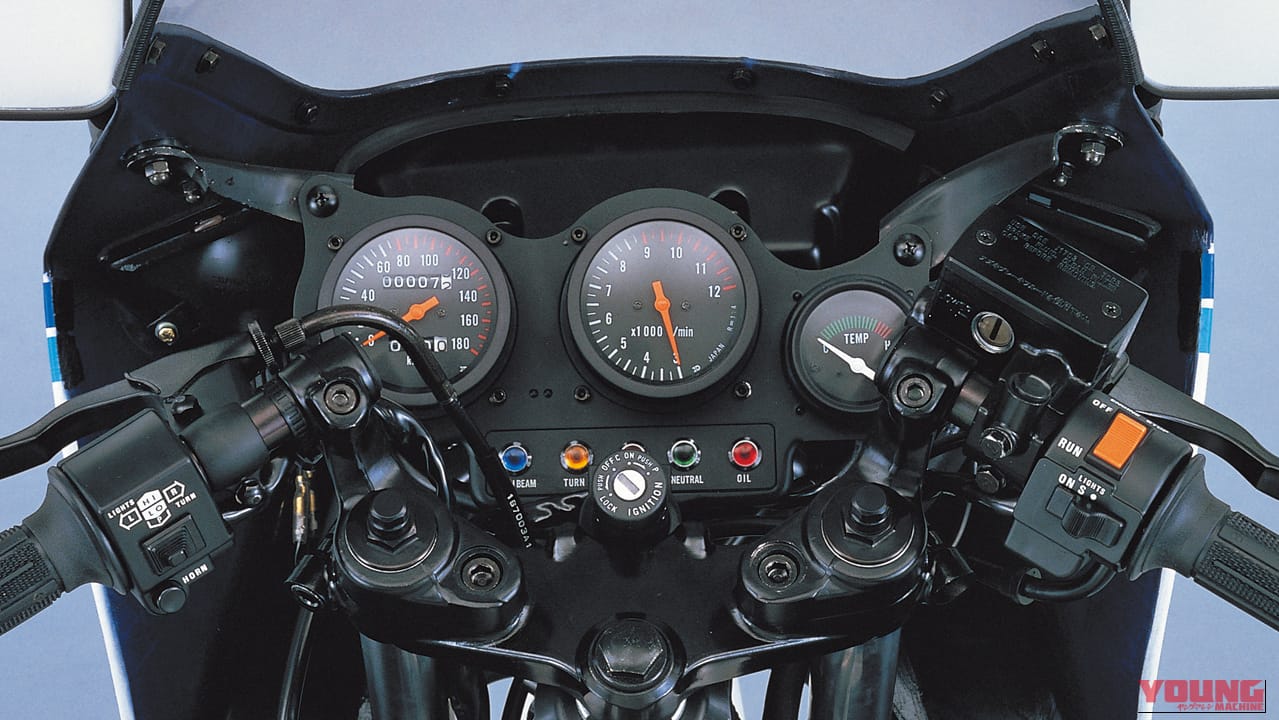 1983年3月に発売された、スズキのRG250Γのコックピット、メーター類｜「今見てもやっぱカッコいいわ…」40年以上前のモデルとは思えない！ ひと目でわかるカラーリングとアルミフレームが印象的な名車［スズキ RG250Γ］