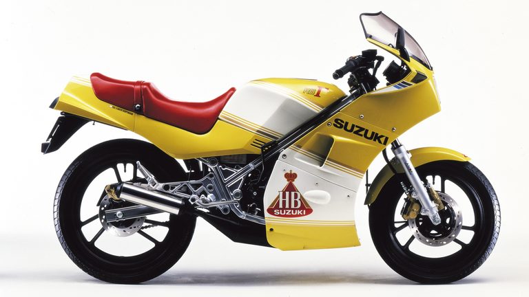 1984 SUZUKI RG250Γ HB｜「今見てもやっぱカッコいいわ…」40年以上前のモデルとは思えない！ ひと目でわかるカラーリングとアルミフレームが印象的な名車［スズキ RG250Γ］