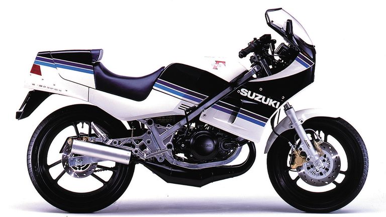 1983 SUZUKI RG250Γ[I]｜「今見てもやっぱカッコいいわ…」40年以上前のモデルとは思えない！ ひと目でわかるカラーリングとアルミフレームが印象的な名車［スズキ RG250Γ］