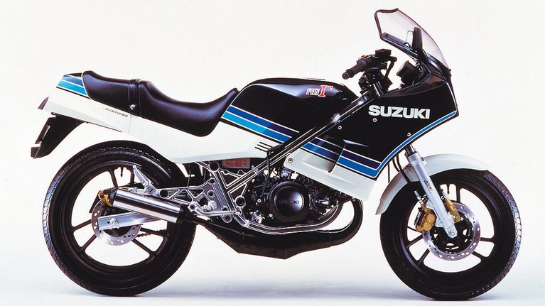 1984 SUZUKI RG250Γ[Ⅱ]｜「今見てもやっぱカッコいいわ…」40年以上前のモデルとは思えない！ ひと目でわかるカラーリングとアルミフレームが印象的な名車［スズキ RG250Γ］