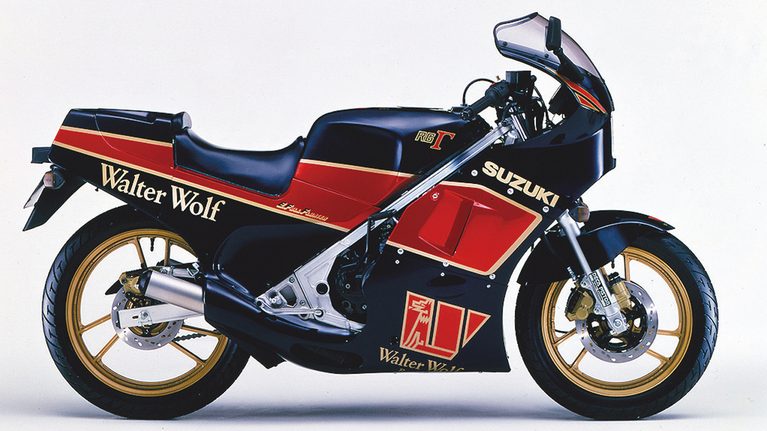 1985 SUZUKI RG250Γ[Ⅲ]｜「今見てもやっぱカッコいいわ…」40年以上前のモデルとは思えない！ ひと目でわかるカラーリングとアルミフレームが印象的な名車［スズキ RG250Γ］