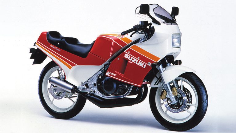 1985 SUZUKI RG250Γ[Ⅲ]｜「今見てもやっぱカッコいいわ…」40年以上前のモデルとは思えない！ ひと目でわかるカラーリングとアルミフレームが印象的な名車［スズキ RG250Γ］