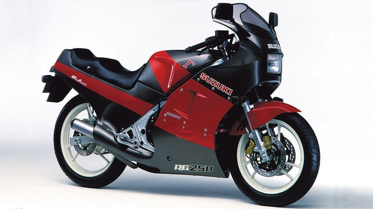 1986 SUZUKI RG250Γ[Ⅳ]｜「今見てもやっぱカッコいいわ…」40年以上前のモデルとは思えない！ ひと目でわかるカラーリングとアルミフレームが印象的な名車［スズキ RG250Γ］