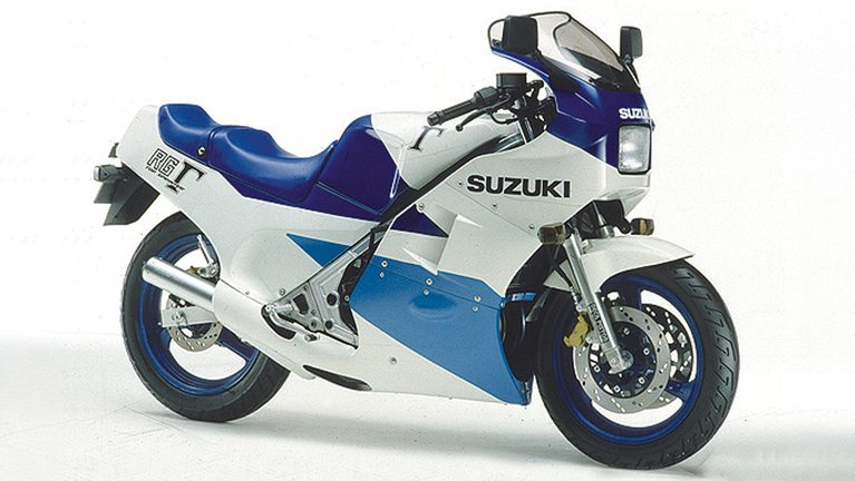 1987 SUZUKI RG250Γ[Ⅴ]｜「今見てもやっぱカッコいいわ…」40年以上前のモデルとは思えない！ ひと目でわかるカラーリングとアルミフレームが印象的な名車［スズキ RG250Γ］