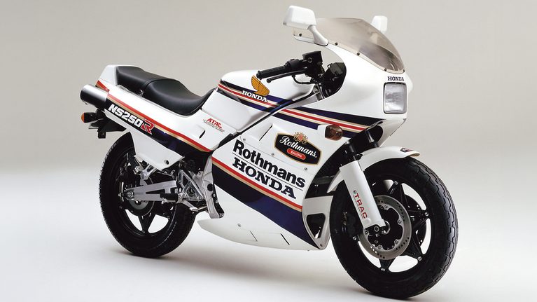 1986年1月に登場した、ホワイトを主体としたロスマンズカラーのNS250R｜「街なかで乗るのはひたすら苦行…」しかし峠では性格が豹変！ 42年前のホンダの名車。滑からな形状のカウルが印象的だった［NS250R］