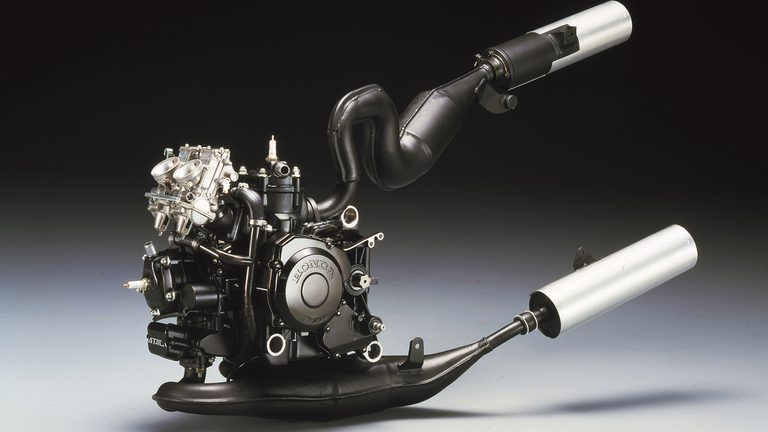 ホンダのNS250Rに搭載された、新設計の249cc水冷2ストローク90度Vツインエンジン｜「街なかで乗るのはひたすら苦行…」しかし峠では性格が豹変！ 42年前のホンダの名車。滑からな形状のカウルが印象的だった［NS250R］
