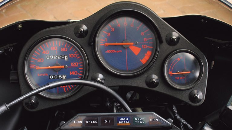 ホンダのNS250Rのコクピットのメーター類｜「街なかで乗るのはひたすら苦行…」しかし峠では性格が豹変！ 42年前のホンダの名車。滑からな形状のカウルが印象的だった［NS250R］
