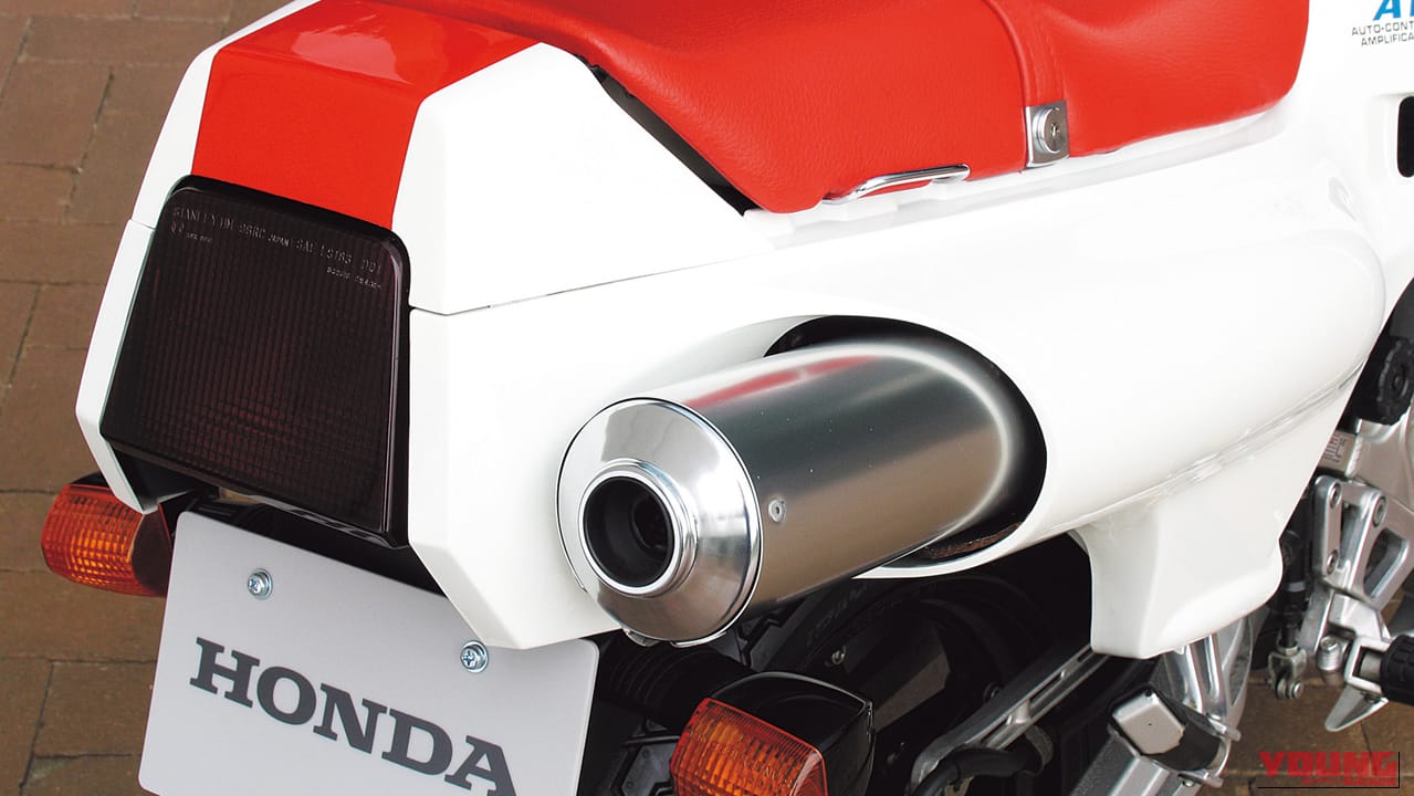 ホンダのNS250Rの、右側のサイレンサー｜「街なかで乗るのはひたすら苦行…」しかし峠では性格が豹変！ 42年前のホンダの名車。滑からな形状のカウルが印象的だった［NS250R］