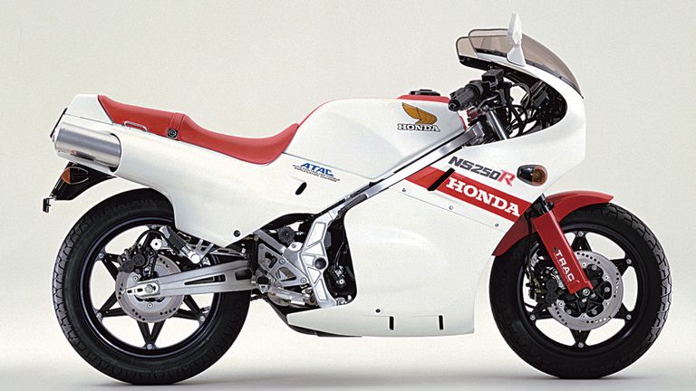 1984年の、HONDA NSR250R｜「街なかで乗るのはひたすら苦行…」しかし峠では性格が豹変！ 42年前のホンダの名車。滑からな形状のカウルが印象的だった［NS250R］