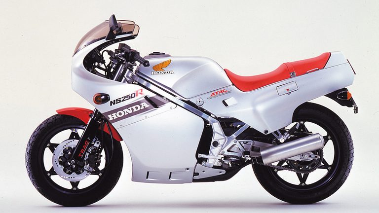 1984年の、HONDA NSR250R｜「街なかで乗るのはひたすら苦行…」しかし峠では性格が豹変！ 42年前のホンダの名車。滑からな形状のカウルが印象的だった［NS250R］