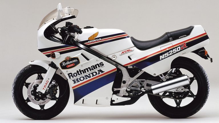 1986年の、HONDA NSR250R｜「街なかで乗るのはひたすら苦行…」しかし峠では性格が豹変！ 42年前のホンダの名車。滑からな形状のカウルが印象的だった［NS250R］